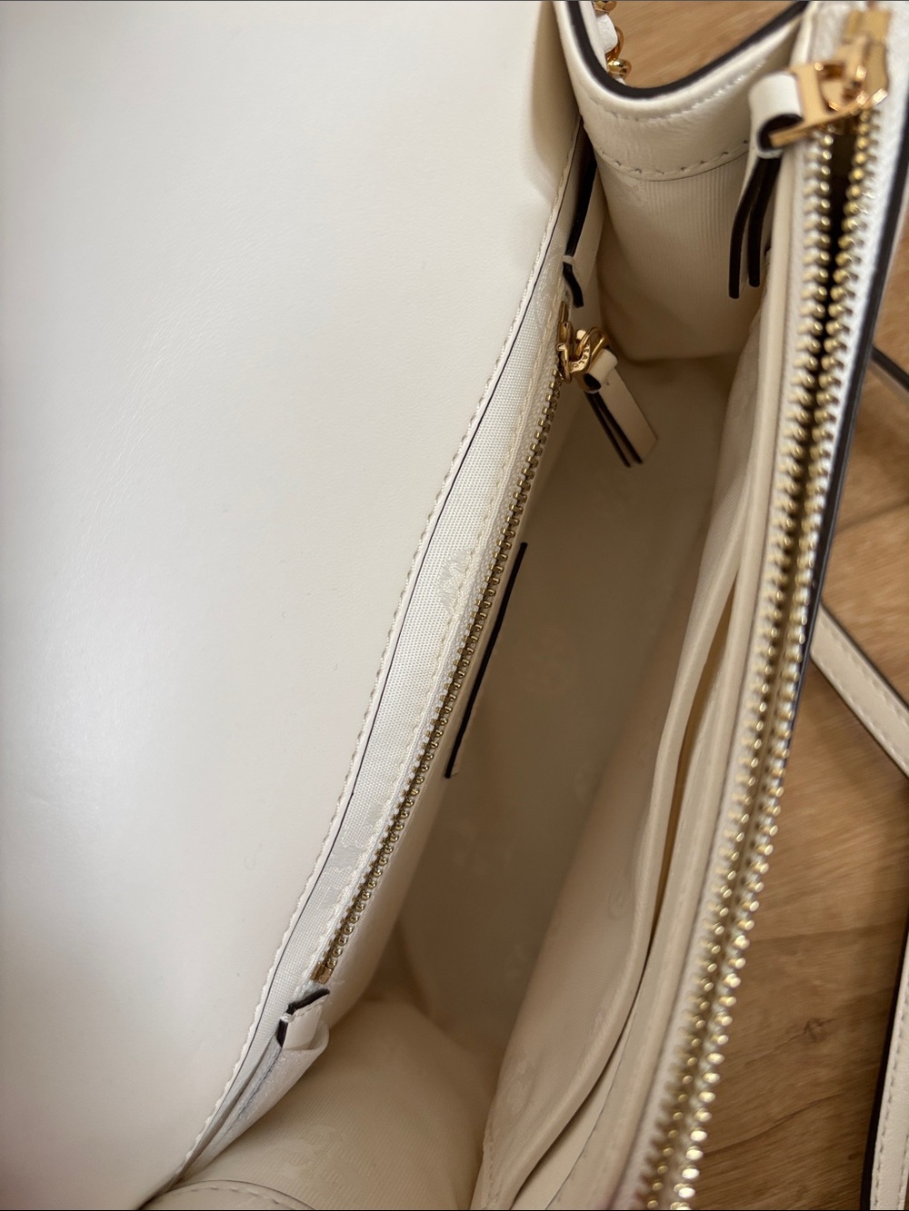 Tory Burch Ivory Quilted Leather Crossbody with Gold Chain - Picture 4 of 12